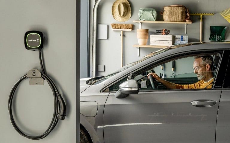 Borne de recharge dans un garage